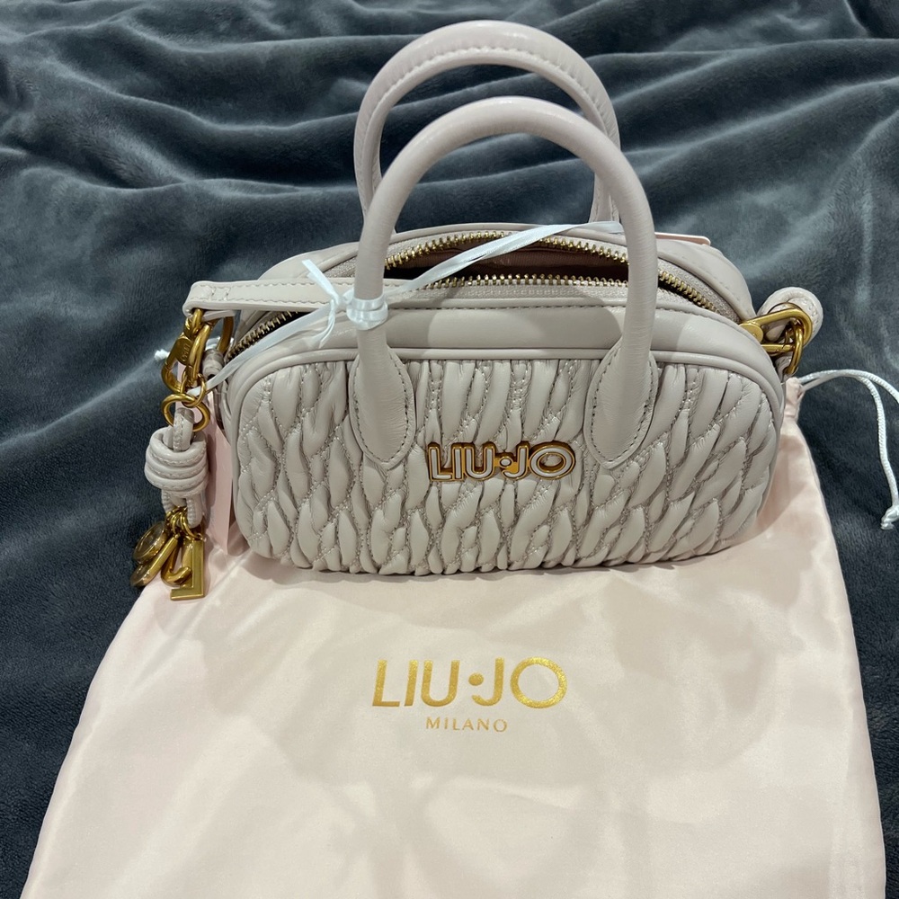 *COMPLETELY NEW* New purse with tag never used. *NO DAMAGE*